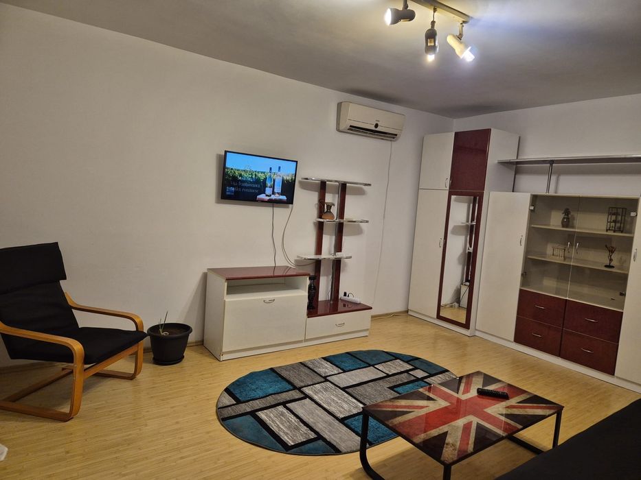 Garsoniera mare 40 mp de închiriat in bloc de apartamente