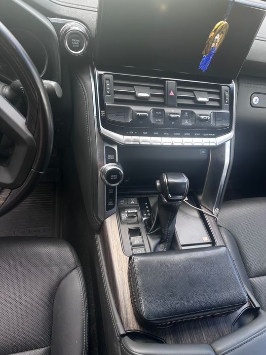 Toyota land cruiser 300.