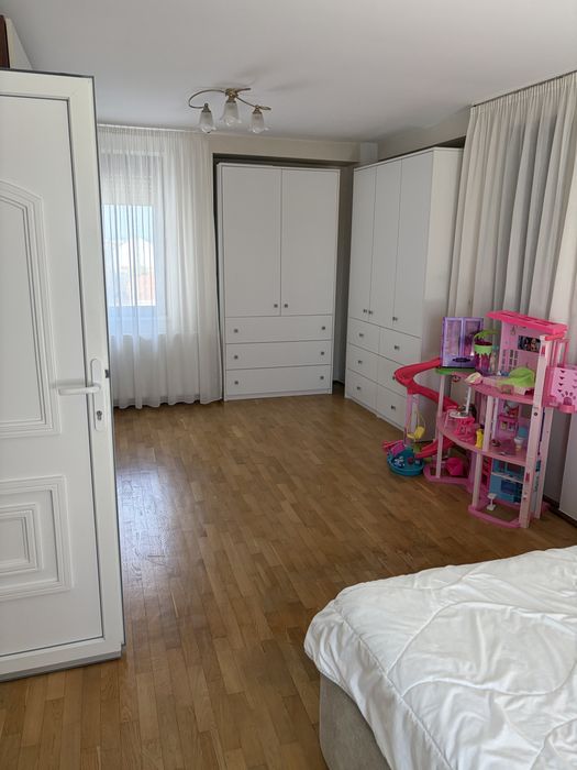 Apartament 3 camere central langa liceul economic mai exact piata romana d1