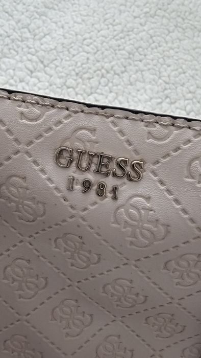 Дамска чанта на марката GUESS