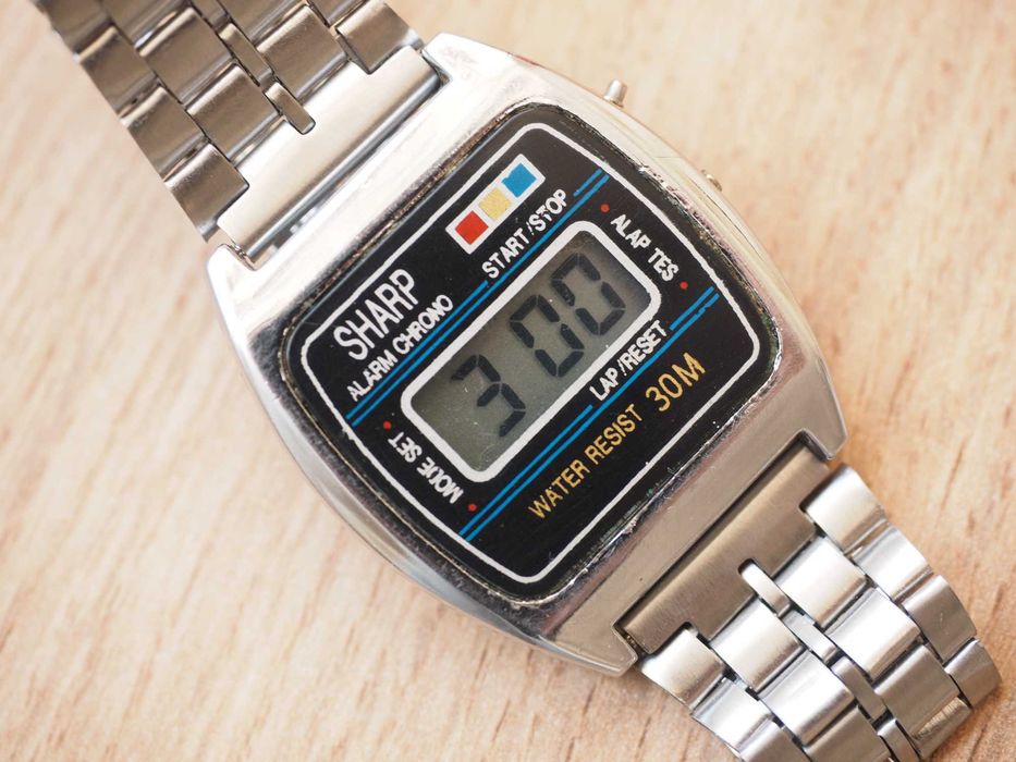 Ceas electronic retro Sharp, stil Casio / Montana