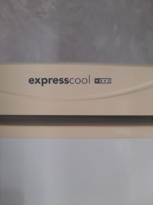 Холодильник  с морозильной камерой  LG.