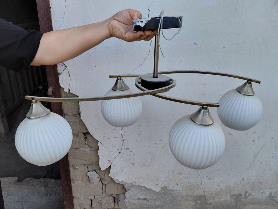 продам хорошую люстру