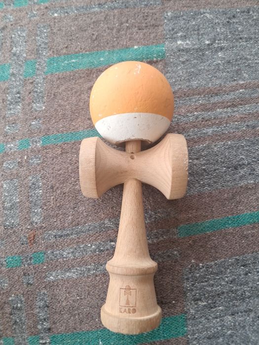 Kendama karo deteriorată