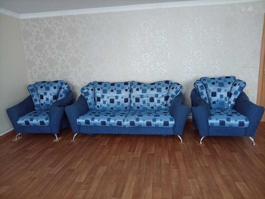 Продаются в комплекте два кресла и один диван