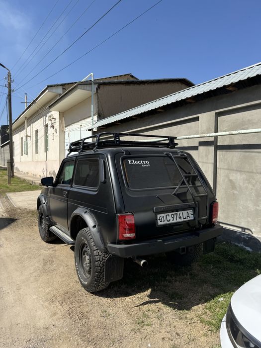 Niva offroadga tayyorlangan qora matviy