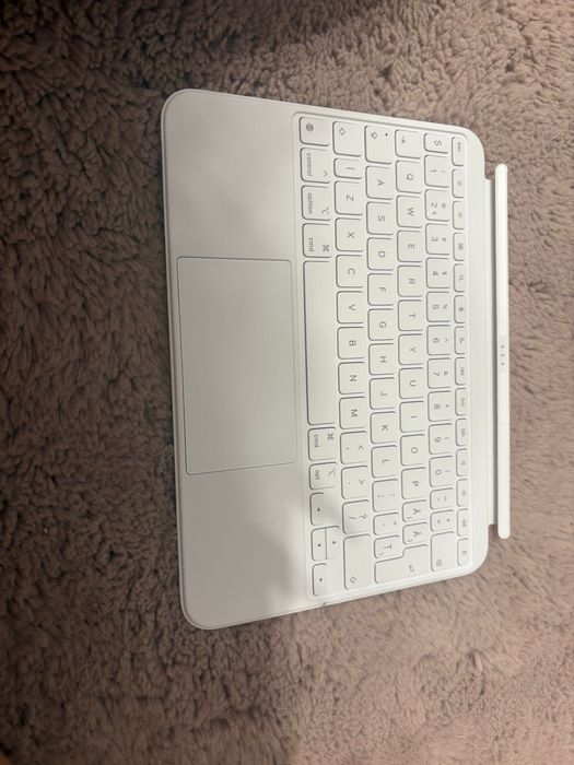 Magic Keyboard Folio pentru iPad 10 (generația 10) de la Apple.