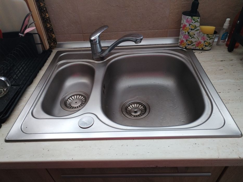 Vând chiuveta inox  cu baterie în stare foarte bună.