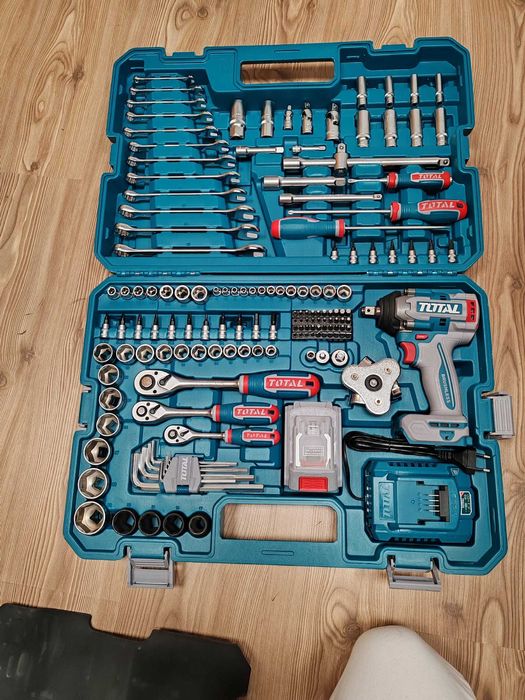 Комплект акумулаторен ударен гайковерт с инструменти TOTAL