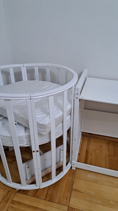 кухонный гарнитур ,комод, детская кровать