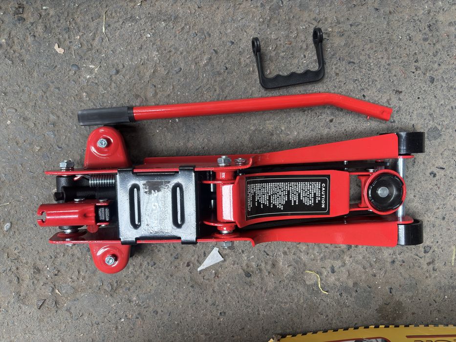 Домкрат . Домкрат