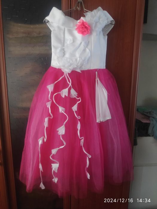 Платье нарядное .