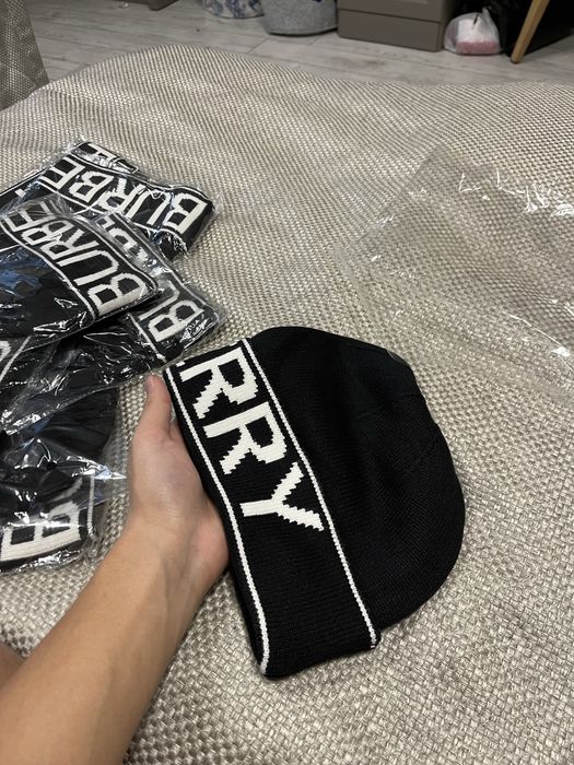 Шапки Burberry, черные