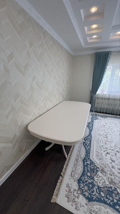 Продаётся малазийский обеденный стол