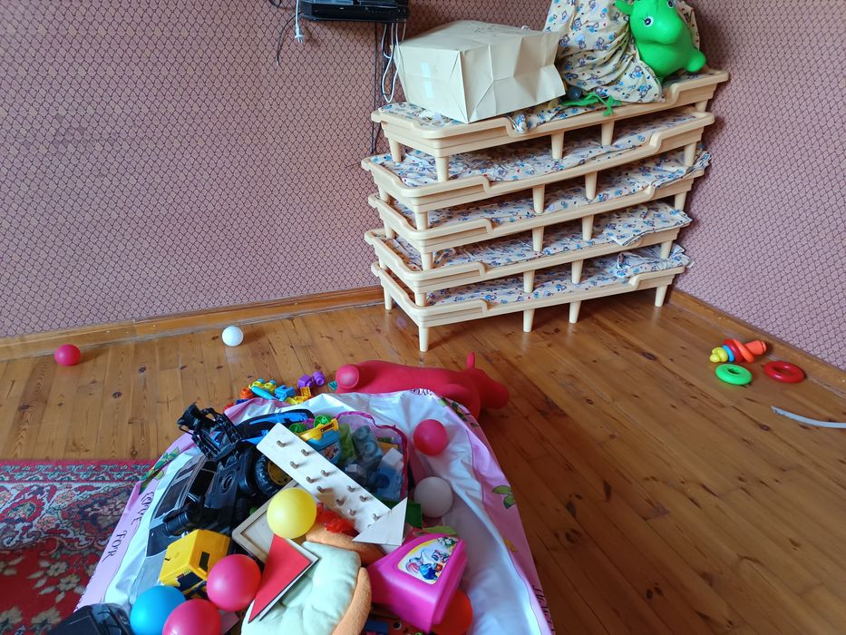 Продается детские кроватки, шкафы, столы, стулья и остальные вещи
