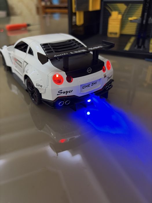 1:24 oʻlchamdagi model avtomobil nissan gtr sotiladi.