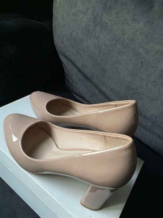 Pantofi cu toc mediu