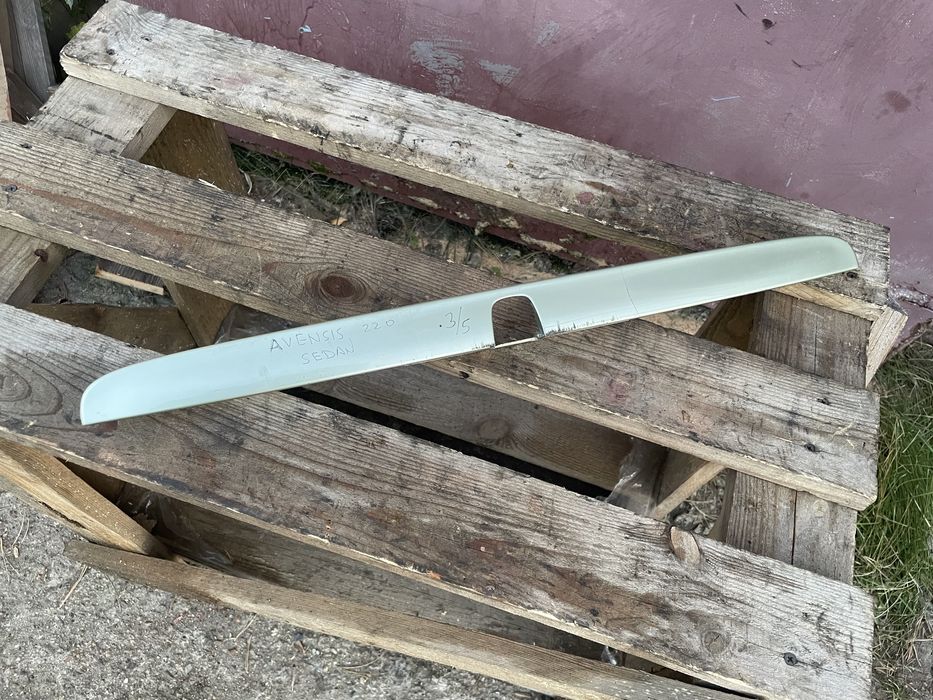 Молдинг крышки багажника (седан) Тойота Авенсис Toyota Avensis t220