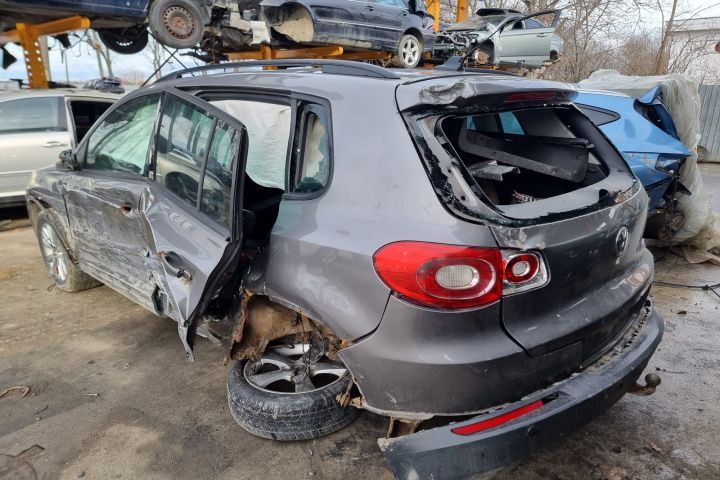 bara fata capota far stanga dreapta radiator apa clima intercooler  armatura grile bord plafoniera calandru  stop tripla stanga dreapta  VW Tiguan motor 2.0tdi 140cp CBAB 2009 Dezmembrez Dezmembrari