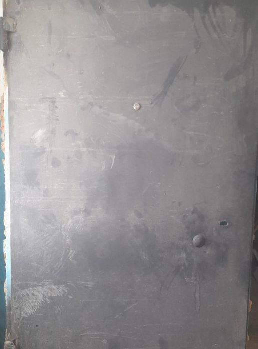 Продам железную дверь.