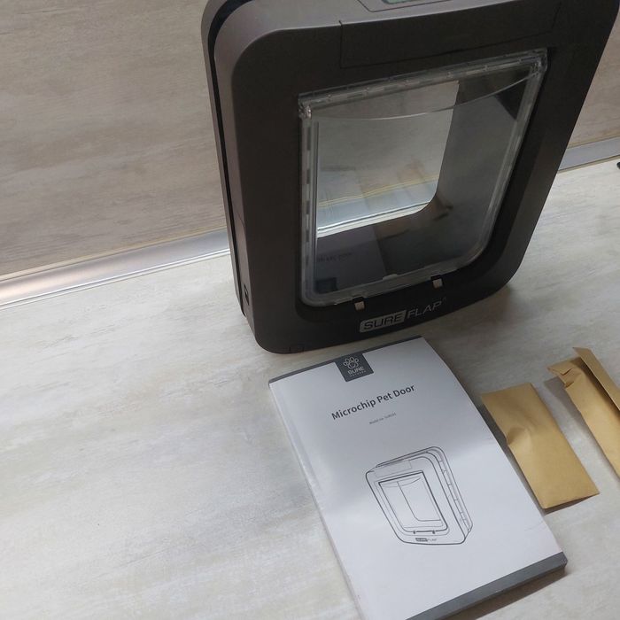Интелигентна вратичка за котки и кучета с микрочип SureFlap Microchip Pet Door (Модел: SUR101)