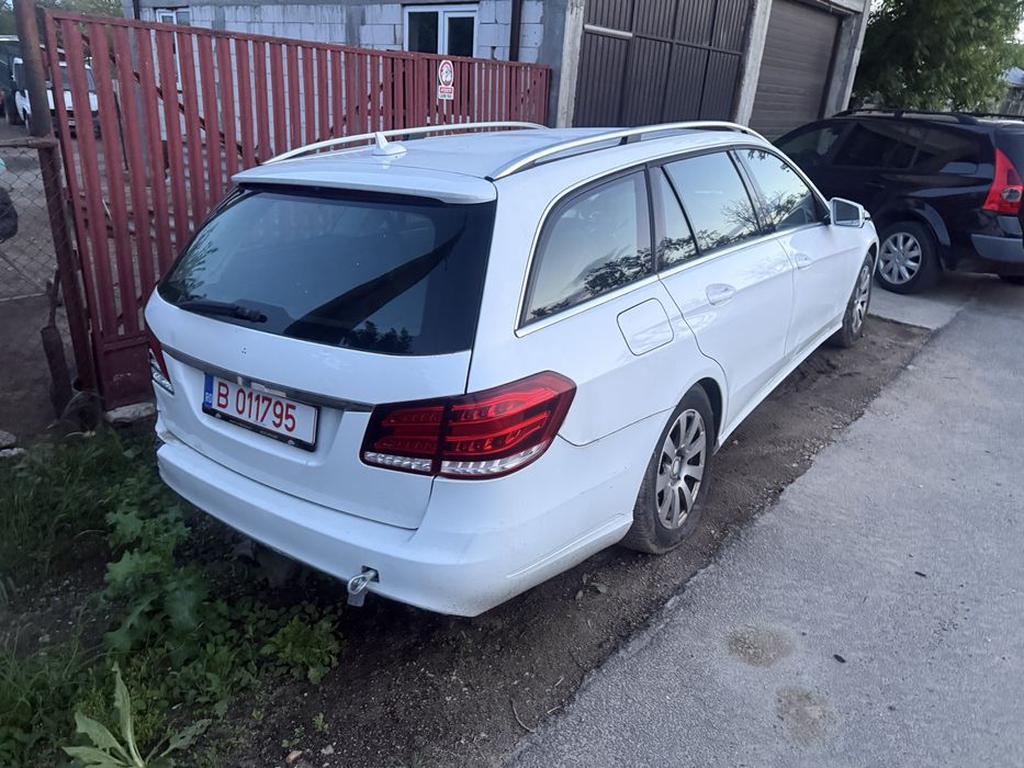 Mercedes E usor avariat