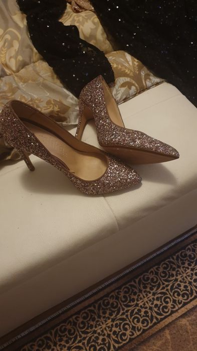 Нови луксозни обувки ,медно златисти ,златисти и брокатени.
