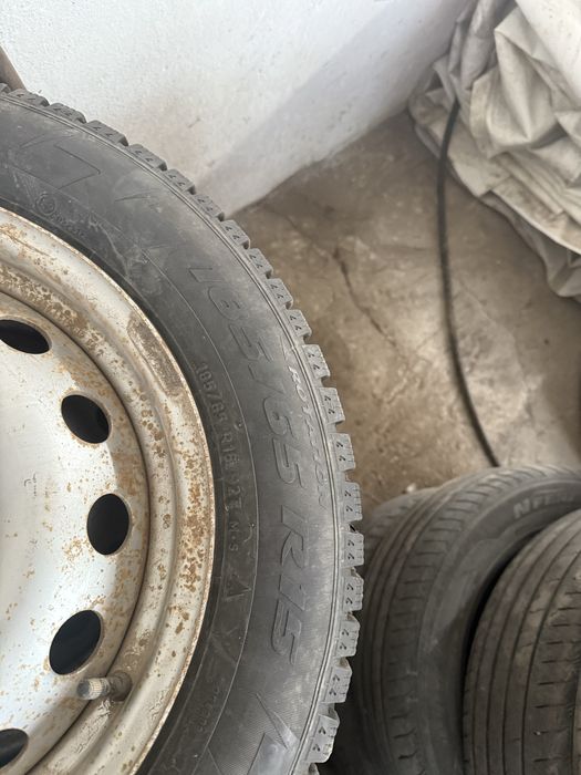 Продам шипованные шины в комплекте