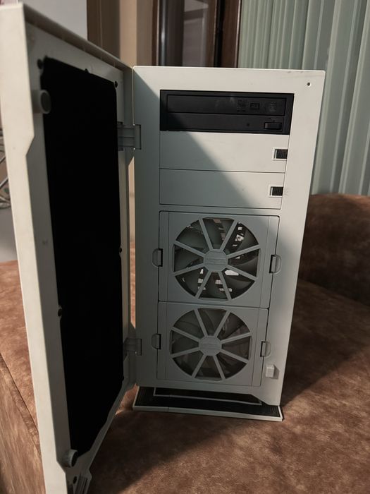 Продавам компютърна кутия NZXT H2 White в добро състояние
