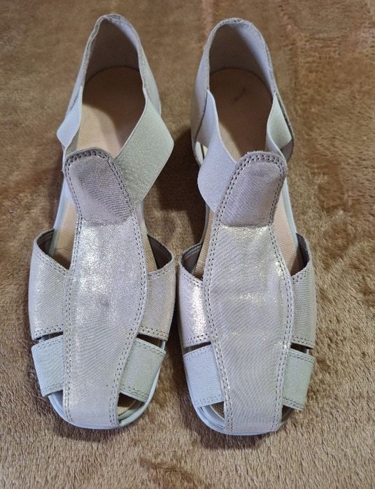 Сандали в златисто