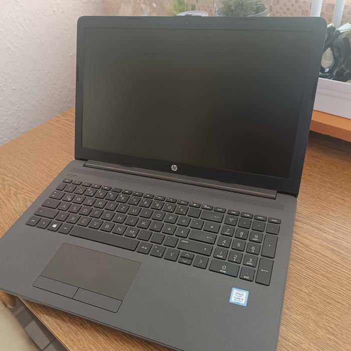 Laptop HP..i3  gen 8 SI SSD. fhd