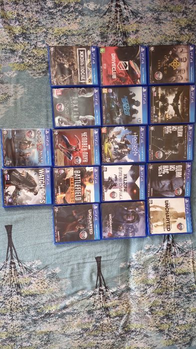 Продам консоль Sony PlayStation 4 с играми, 17 дисков.