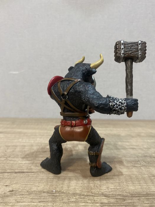 фигрука  горрилы и быка с оружиями