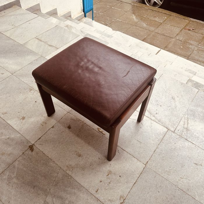 Датска винтидж табуретка с място за съхранение – естествена кожа