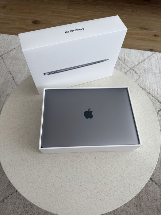 MacBook Air 13-inch Apple M1 / 8GB RAM / 256GB SSD - Sănătate Baterie 89% (Ca Nou)