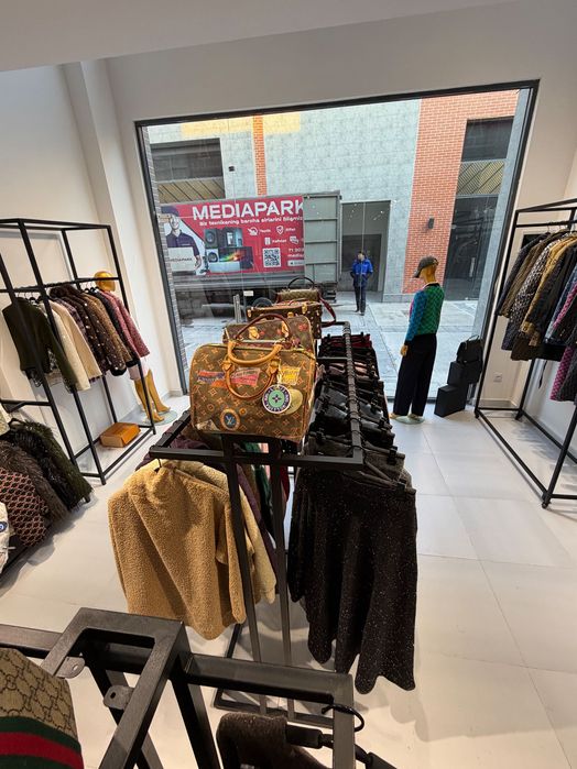 Стеллажи и витрины