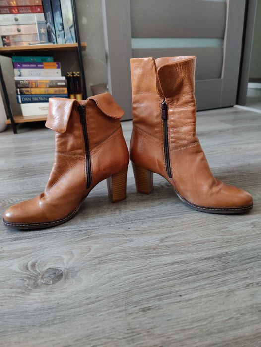 Botine maro, din piele, cu toc