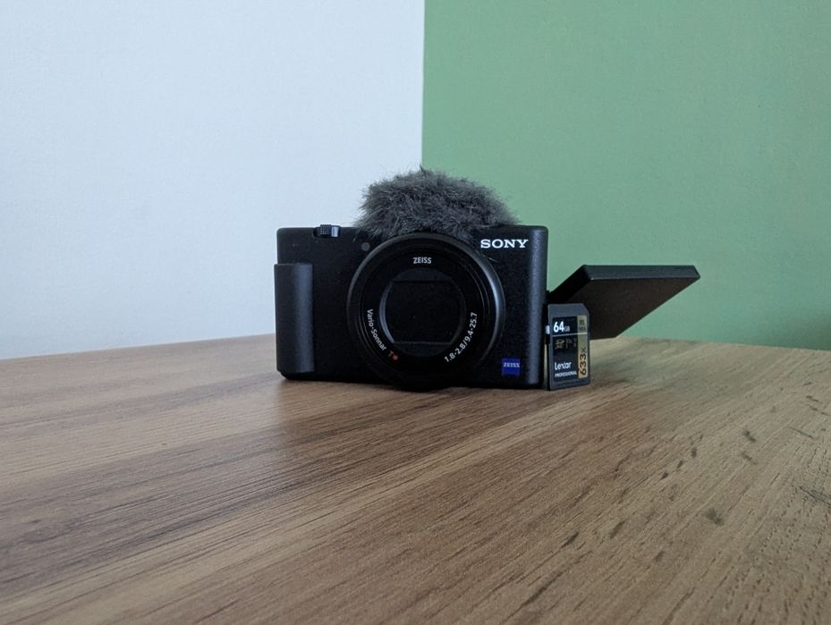 Sony ZV-1 + Грип GP-VPT2BT + 5 батерии + зарядно + 64GB - Като нов / Ready-to-shoot
