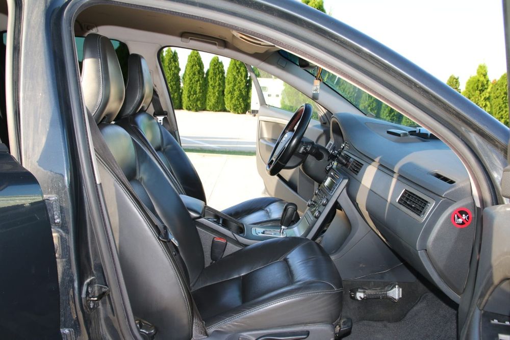 Volvo v70 2.4 D5 EDITIE LIMITATA

Dotări:

Interior din piele;
Cutie automată;
Climatizare automată pe două zone;
GPS original Volvo;