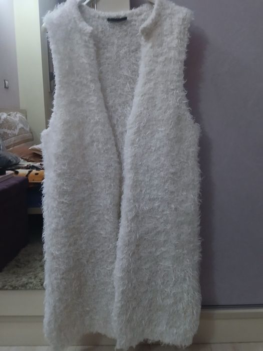 Бял елек, дълъг, топъл и много красив. В отлично състояние.