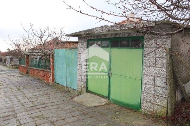 Къща със селскостопански постройки и масивен гараж в село Подвис