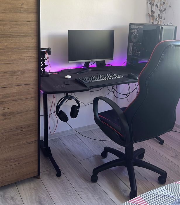 Setup Gaming: Birou Arka Chairs (Fibră Carbon) + Scaun