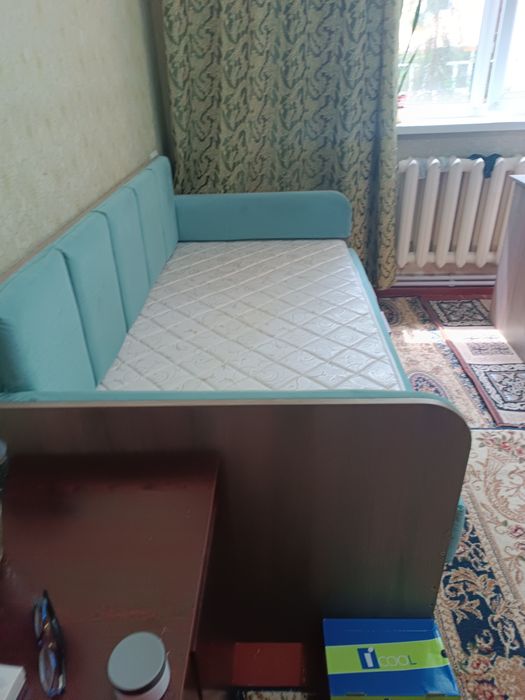 Кровать-диван с матрасом и шкафчиками