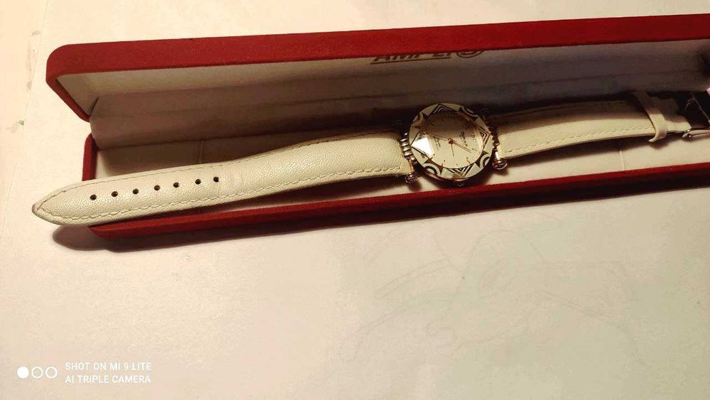 Женские наручные часы «OMAX Crystal»