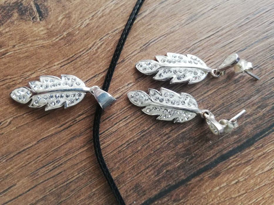 Сребърен комплект обеци и висулка.