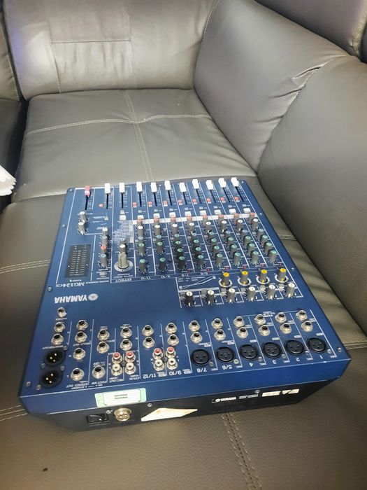 Vând mixer Yamaha