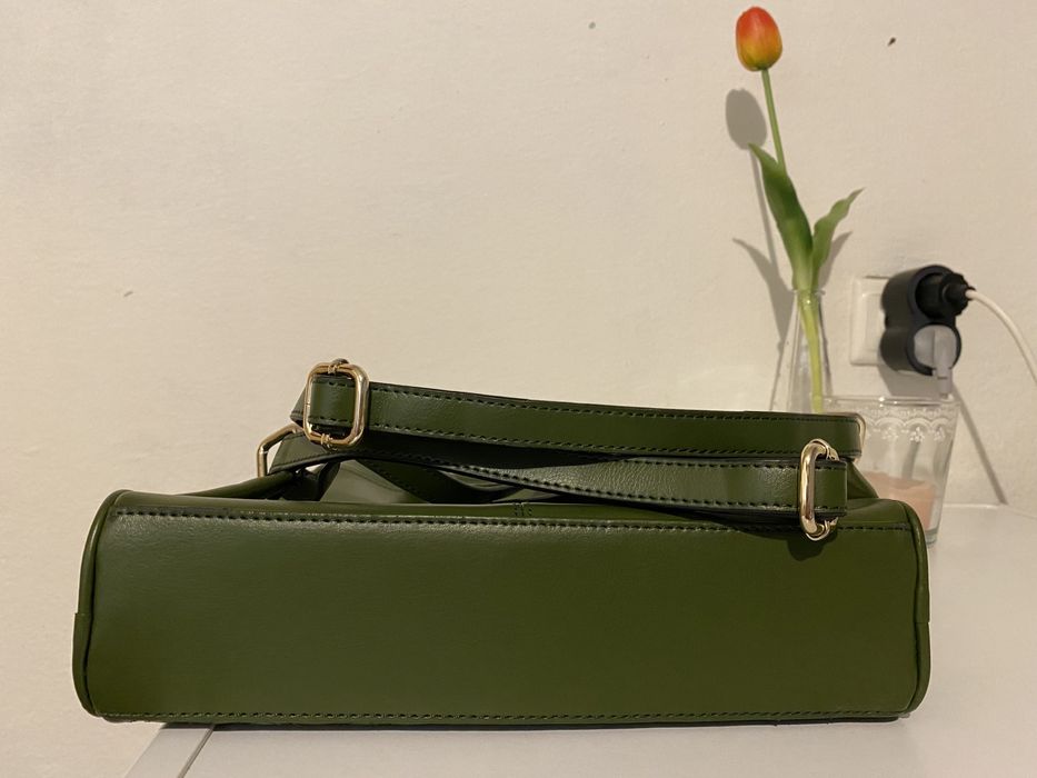 Art93 кожена дамска раница в маслено зелено