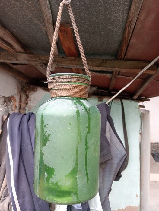 Стеклянный бутыль.