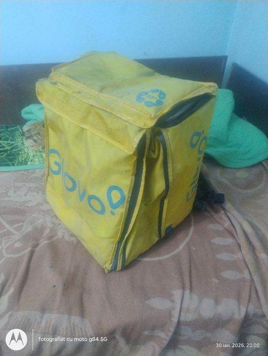 Geanta glovo puțin murdară necesită spalare