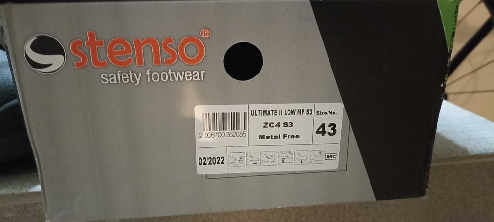 Обувки #43 с метално бомбе Stenso